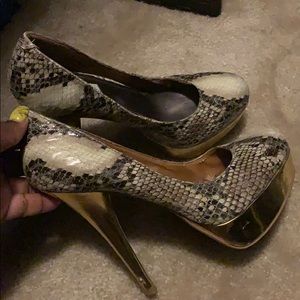 Steve Madden snake skin pump size 9